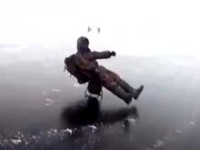 Челнинские рыбаки катаются по льду реки Кама на стульях