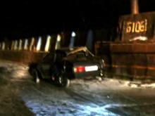 Автомобиль 'ВАЗ-21099', двигаясь по льду на реке Волга, врезался в баржу, три человека погибли