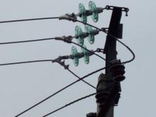 Высоковольтная ЛЭП над крышами домов в Калмаше проходит всего в двух метрах от заборов