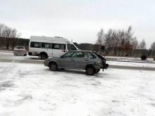 В Набережных Челнах на пересечении проспектов Вахитова и Чулман маршрутка столкнулась с легковушкой