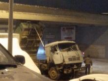 На улице «КАМАЗ-мастер» в Набережных Челнах грузовик протаранил эстакаду