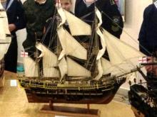 Челнинец-инвалид одной левой рукой собрал модель корабля