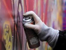 В Набережных Челнах неизвестные разукрашивают новые трамвайные остановки