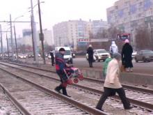 Мамы с колясками, живущие в 32-м к-се, не могут пройти ни к автобусной, ни к трамвайной остановке