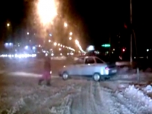 Водитель в Набережных Челнах объехал машины на светофоре по тротуару