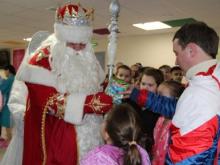Дед Мороз из Великого Устюга поздравил маленьких пациентов КДМЦ