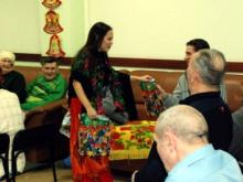 Студенты медколледжа Набережных Челнов поздравили с Новым годом постояльцев дома престарелых