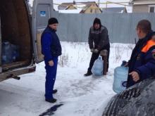 Воду в 19-литровый баллон набирали на колонке