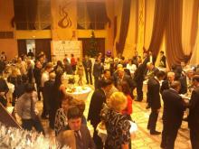 Под хорошую музыку за фуршетом в залах дворца приятно пообщались предприимчивые люди.