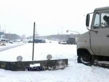 В Челнах грузовик «потерял» бампер  врезавшись в бордюр под слоем снега