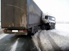 МАЗ столкнулся с автобусом и легковым автомобилем