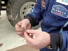 Эдуард Николаев поймал колючки во все колеса, пробив два из них