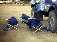 Камазовцы спят под открытым небом на ралли 'Дакар-2015'