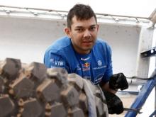 Гонщики из Набережных Челнов остались на ночь без механиков команды