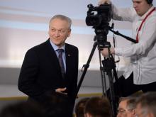 Cергей Майоров вручил папку со своими предложениями Дмитрию Медведеву