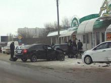 В Набережных Челнах у остановки столкнулись легковые автомобили