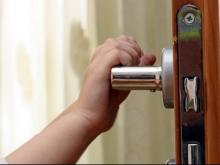 2 малышей остались одни в квартире