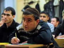 30 мигрантов в Набережных Челнах сдают экзамен по истории и законодательству России