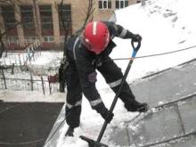 Глыба снега задела коляску с ребенком