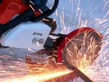 Изолировщик повредил ноги, работая болгаркой