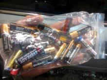 Челнинец Леонид собирает в квартире использованные батарейки 