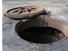 Кто заплатил за открытый на дороге люк канализации?