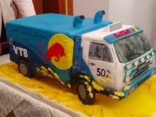 В казанском Кремле команду 'КАМАЗ-мастер' угостили оригинальным тортом