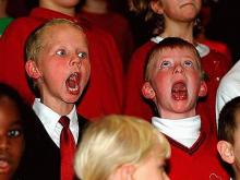 Школьники должны петь гимн России перед началом уроков