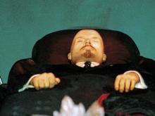 Ленина в Мавзолее переодевают в новый пиджак