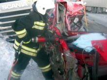 На трассе М-7 женщина врезалась в три грузовика и погибла