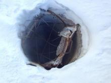 Челнинец сам огородил опасную зону неисправного канализационного люка