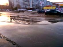 Из-за 'лежачего полицейского' возле остановки 'Пушкинская' образовалась огромная лужа