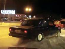 Экстремальные заезды на автостоянке 'Эссена' в Набережных Челнах