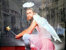 Мужчина в юбке и с нимбом над головой в рекламе МТС признан незаконным