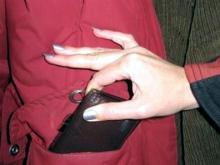 В магазинах Набережных Челнов действует карманница, которая натыкается на покупателей и падает