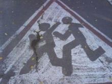 Челнинцы бегают через дорогу под колесами автомашин