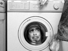 Челнинка вызвала спасателей на помощь мужчине, застрявшему головой в стиральной машине