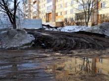 Грязь по 58-му комплексу растаскивают 'КАМАЗы' со стройки детского сада