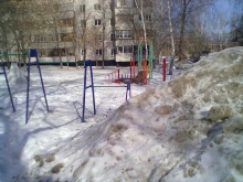 В Набережных Челнах снегом завалили детские площадки