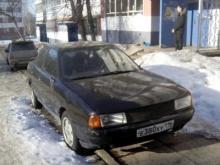 В одном из дворов Набережных Челнов машина стоит на тротуаре с прошлого года