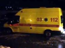 Машина скорой помощи 4 часа не могла выехать из лужи в поселке Сидоровка