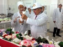 Рустам Минниханов помог приготовить торт к 8 марта