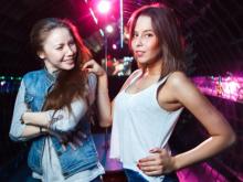 8 марта: в клубе «Опера» раздавали подарки женщинам