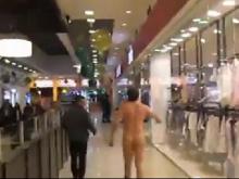 В ТЦ 'Торговый квартал' парень прогулялся голым из-за карточного долга