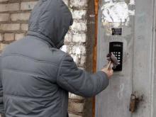 В Набережных Челнах хулиганы разбивают домофоны