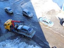 У дома 46/09 в Набережных Челнах эвакуировали автомобиль, оставленный посреди проезжей части