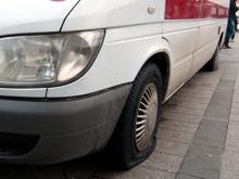 Машины скорой помощи задерживаются в пути из-за пробитых колес