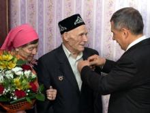 Деду Фархада Латыпова медаль вручил лично Рустам Минниханов