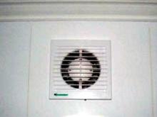 После ремонта кровли в одном из домов поселка ГЭС перестала функционировать вытяжка