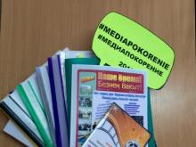 Наиль Магдеев дарит юному журналисту планшет